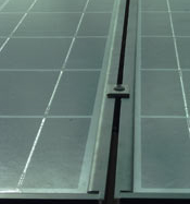 primer plano de celdas fotovoltaicas panel de KYOCERA en las instalaciones de SOLTEN