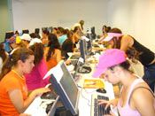 Grupo de adolescentes con ordenadores en una Jornada del ITER